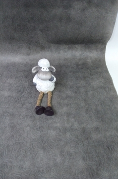 Miniatura: Owieczka ceramiczna że zwisającymi nóżkami